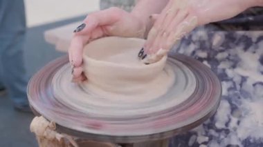 Potter Bir Potter's Wheel Üzerinde Ürün oluşturur. Potter'ın Torna İplik Çömlekçiliği'nde. Sanatçı Eller Çalıştır. Eller Yavaşça Kilden Doğru Şekilli El Yapımı Oluşturun. Tanrı insanı çamurdan yarattı..