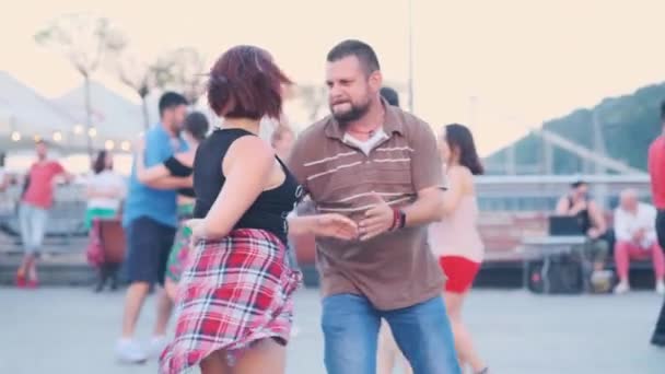 Kiev, Ucrânia, 22.06.2019. Lições de dança latino-americana. amadores dançando danças latino-americanas . — Vídeo de Stock