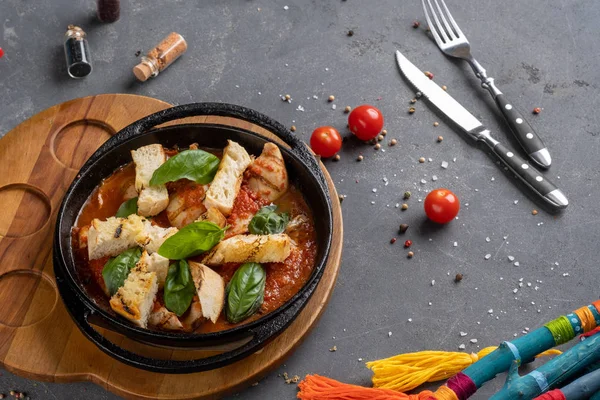 Pollo con salsa di pomodoro e basilico guarnito con bruschette — Foto Stock