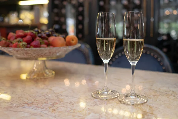 Dois copos cheios de champanhe no restaurante. Uma noite romântica . — Fotografia de Stock