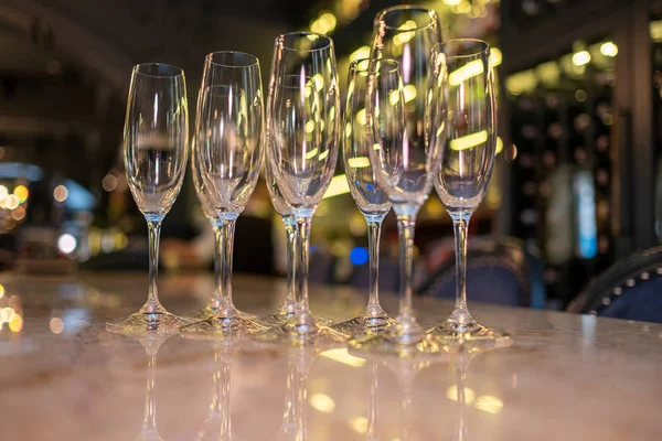 Muitos copos no bar. Bebidas em copos. Copos de vidro . — Fotografia de Stock
