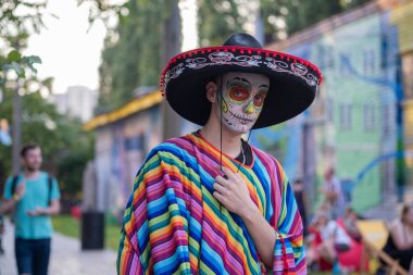 Kiev, Ukrayna, Santa Muerte karnaval, 20.07.2019. Dia de Los Muertos, ölü günü. Halloween. Yüz boya ile adam
