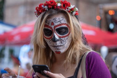 Kiev, Ukrayna, Santa Muerte karnaval, 20.07.2019. Dia de Los Muertos, ölü günü. Halloween. Yüzünde skullmakyaj ile genç kız portresi