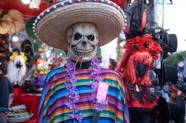 Kiev, Ukrayna, Santa Muerte karnaval, 20.07.2019. Dia de Los Muertos, ölü günü. Halloween. sambrero ve panço giyinmiş kukla iskelet