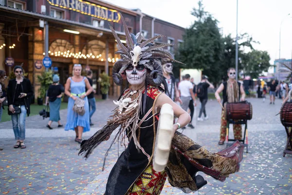 Kiev, Ucrânia, Carnaval de Santa Muerte, 20.07.2019. Dia de los Muertos, Dia dos Mortos. Dia das Bruxas. A mulher xamã realiza rito com pandeiro — Fotografia de Stock