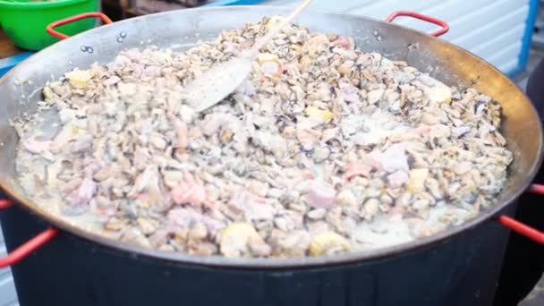 グリル鍋で新鮮なムール貝 シーフード バーベキュー屋外 ピクニック健康食品 ムール貝の殻 ムール貝の大規模で金属のフライパンはたっぷり 地中海料理蒸し煮込みムール貝 — ストック動画