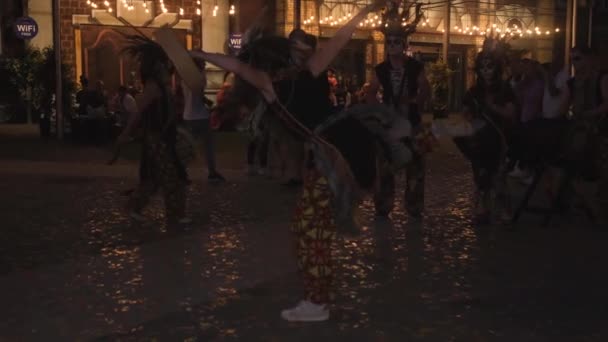 キエフ ウクライナ サンタムエルテカーニバル 2019年7月20日 ディア ムエルトス 死者の日ハロウィーン シャーマンは屋外で儀式のダンスを踊っています 色付きの顔シャーマン スキルメイクアップ — ストック動画