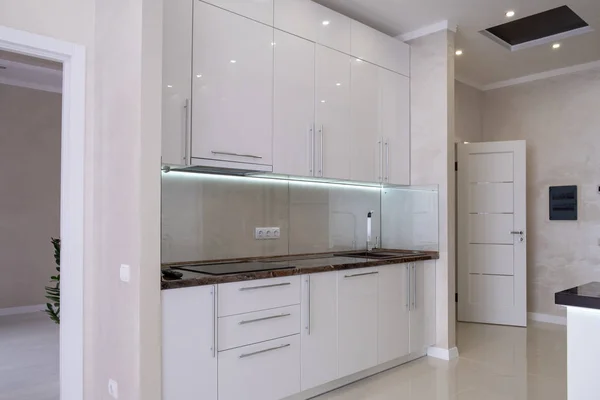 Güzel bir tasarım ile bir evde beyaz modern mutfak