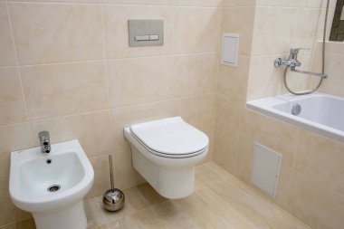 Modern bir banyoda tuvalet ve bide - kapak kaldırdı