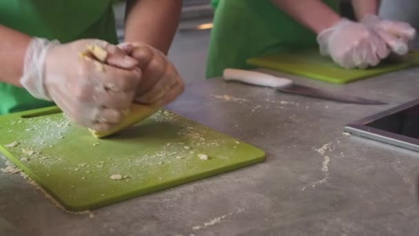 Z bliska widok żonatych rąk piekarza ugniatanie ciasta. Proces produkcyjny, ciężko pracuje. Wytwarzanie chleba, chleba. Pracy. — Wideo stockowe