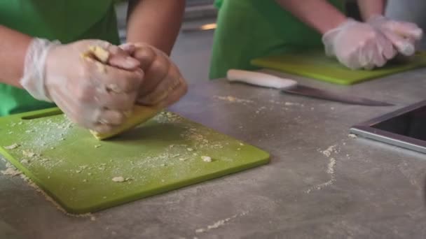 Vue rapprochée des mains du boulanger marié pétrissant la pâte. Procédé de fabrication, travailler dur. Faire du pain, la production de pain. Lieu de travail . — Video