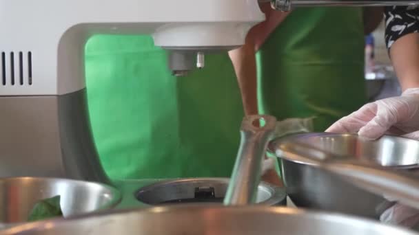 Grupp människor som gör pasta från degen med pastamaskin på matlagning mästarklass. — Stockvideo