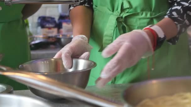 Pişirme master sınıfında makarna makinesi kullanarak hamurdan makarna yapan bir grup insan. — Stok video