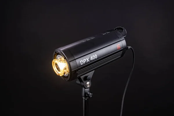 Fotostudio strobe ljus blixt glödlampa. Närbild av professionell studio strobe blixtlampa på svart bakgrund bakgrund. — Stockfoto