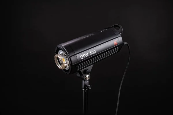 Fotostudio strobe ljus blixt glödlampa. Närbild av professionell studio strobe blixtlampa på svart bakgrund bakgrund. — Stockfoto