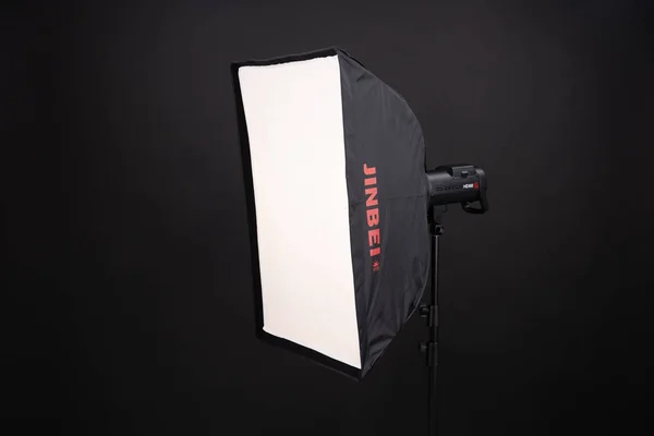 Professzionális softbox fekete háttérrel. Egy sötét fekete Műterem softbox 70-90 cm fém állvány. Fényképészeti technika. berendezések szakembereknek. — Stock Fotó