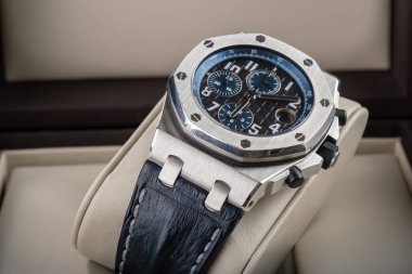 kol saati açık ahşap kutu içinde paketlenmiş. bir adam için hediye