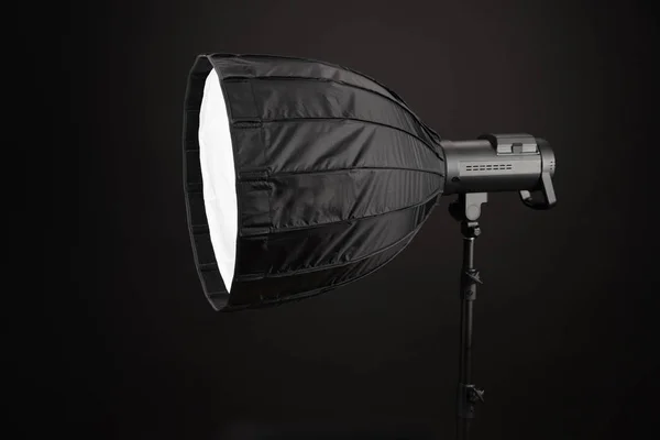 Modern octobox, fekete háttér. Fotóstúdiók és divatfotók berendezései. Fényképészeti világítás. Előkészítése stúdió lövés. — Stock Fotó