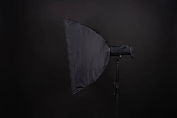 En softbox på den svarta bakgrunden. En professionell stripbox. Fotostudio utrustning. — Stockfoto