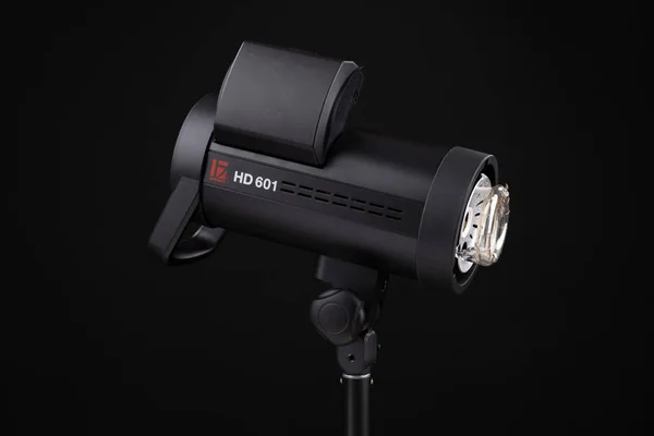 Photo Studio strobe licht Flash lamp Monoblok. Close-up weergave van professionele studio strobe Flash lamp op zwarte achtergrond. Jinbei Hd601 — Stockfoto