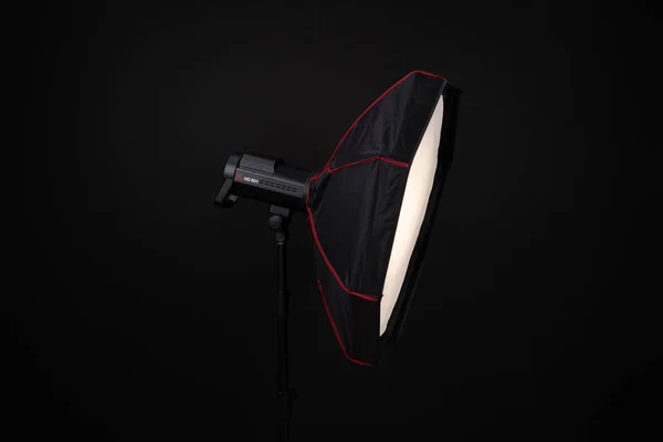 Studio verlichtingsapparatuur icoon, op zwarte achtergrond. Een stijlvolle strip Softbox voor een fotostudio. Studio licht op stand. Jinbei — Stockfoto