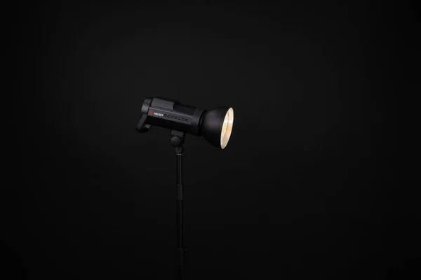 Photo Studio strobe licht Flash lamp Monoblok. Close-up weergave van professionele studio strobe Flash lamp op zwarte achtergrond. Jinbei Hd601 — Stockfoto