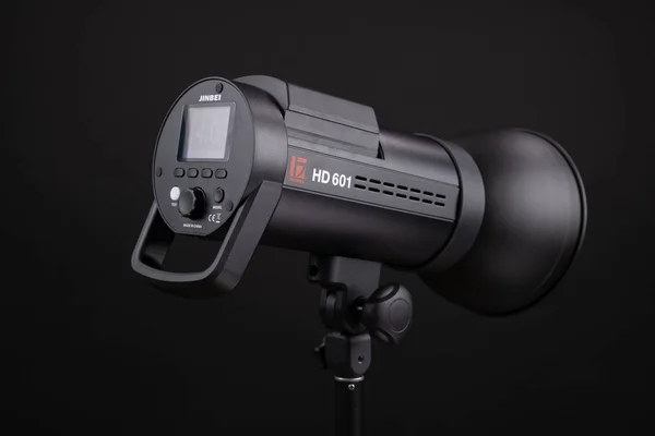 Estudio de fotografía estroboscópica bombilla flash monobloque. Vista de cerca de la lámpara de flash estroboscópica estudio profesional sobre fondo negro. Jinbei HD601 — Foto de Stock