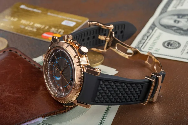 "Az idő pénz" fogalom, hitelkártya, Wrist Watch, pénztárca, 100 dollár bankjegy — Stock Fotó