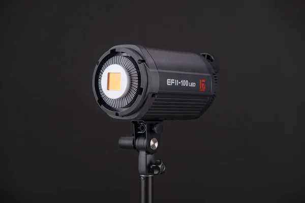 Studio Flash egy pulzáló fény forrás fekete háttér. Jinbei Ef2 100 LED — Stock Fotó