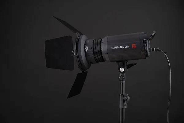 Studio flash es una fuente de luz pulsada sobre fondo negro. Jinbei EF2 100 led —  Fotos de Stock