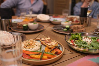 Restoran masasında misafirler için farklı yemekler