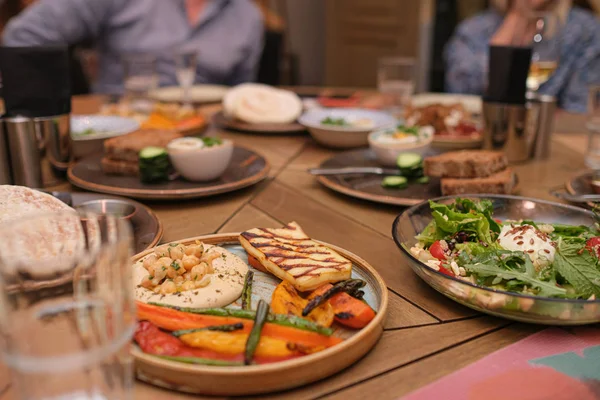 Diferentes comidas para los huéspedes en la mesa del restaurante — Foto de Stock