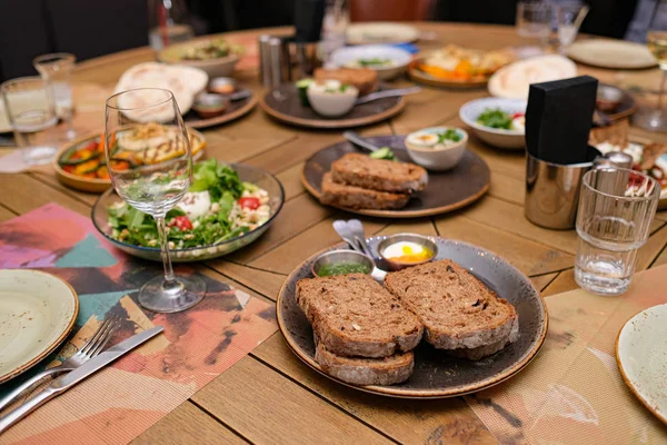 Diferentes comidas para los huéspedes en la mesa del restaurante — Foto de Stock