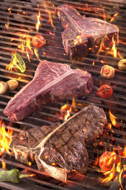 Et ve sebzeler alev üzerinde ızgara. B-B-Q