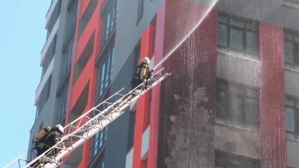 Kiev Oekraïne 2019 Twee Brandweerlieden Draaitafel Ladder Vechten Brand Het — Stockvideo