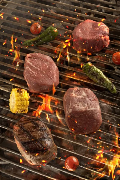 Carne e legumes grelhados em chamas. B-B-Q — Fotografia de Stock