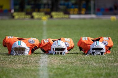 Amerikan futbolu oyun alanı arka planda kask ile spor mayo yakın