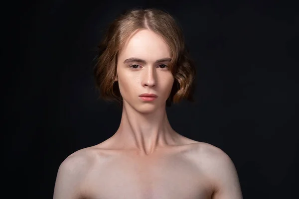 Portret młodego, atrakcyjnego mężczyzny. Model androgyn. — Zdjęcie stockowe