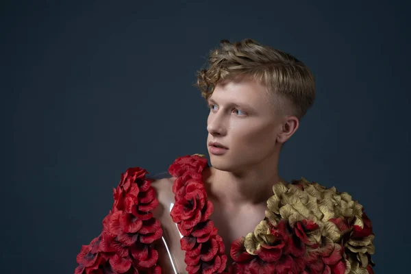 Homoseksualnego mężczyzny w stylowym kolorze. Model androgyn — Zdjęcie stockowe