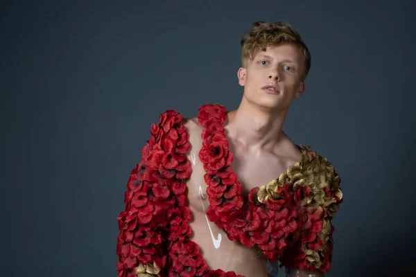 Un hombre homosexual con un traje elegante. Modelo Androgyn — Foto de Stock