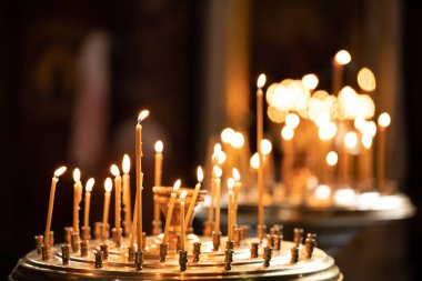 Mum Işıkları Bokeh Arka Plan, Mum Işığı Servisi. Yanan mumlar