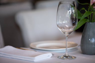 Tablo lokantada servis, cam ve plaka yakın odak