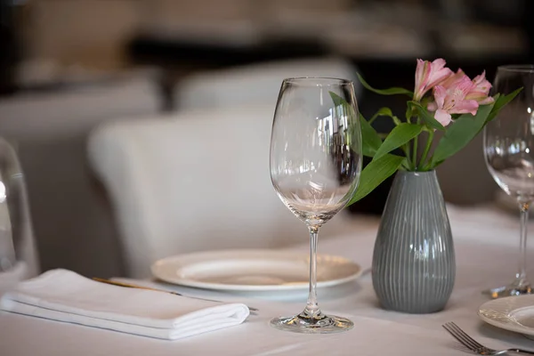 Mesa servida no restaurante, foco em perto de vidro e prato — Fotografia de Stock