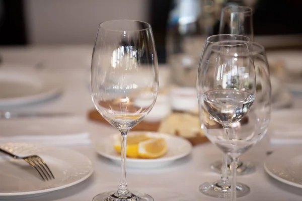 Mesa servida no restaurante, foco em perto de vidro e prato — Fotografia de Stock