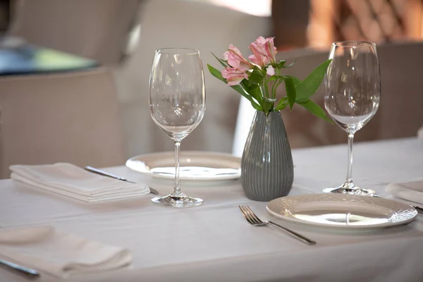 Tablo lokantada servis, cam ve plaka yakın odak — Stok fotoğraf