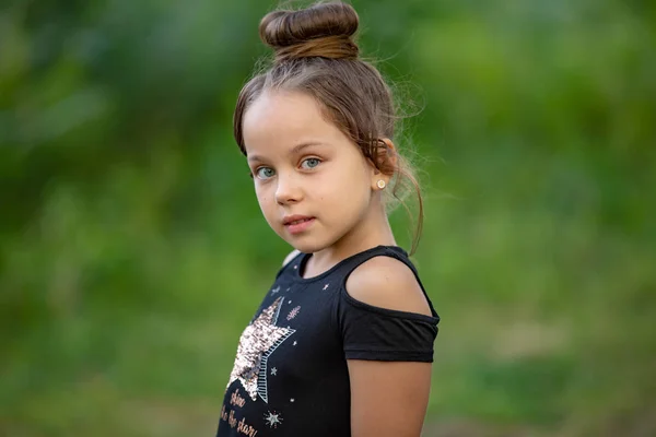 Söt liten flicka i parken, med söt, mild look. Happy Childhood koncept. — Stockfoto