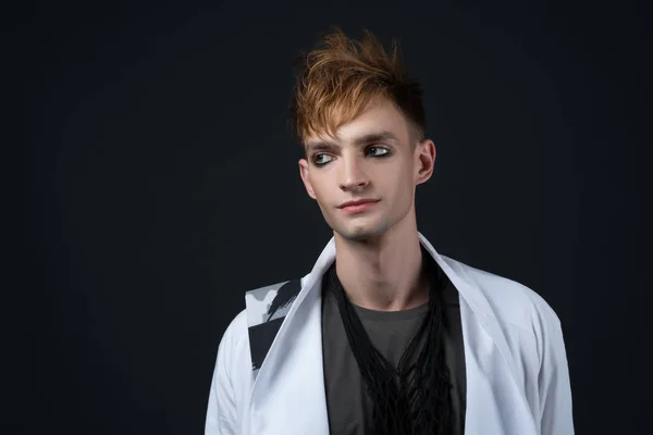 Hombre con maquillaje. Modelo Androgym en backhround negro —  Fotos de Stock