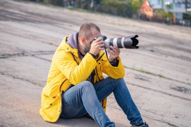 erkek Profesyonel fotoğrafçı açık bir resim çekmek