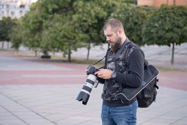 Férfi professzionális fotós vesz egy képet kültéri — Stock Fotó