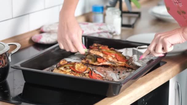 Cook Kawałki Gotowane Ryby Zbliżenie Szefa Kuchni Cięcia Gotowane Pstrąga — Wideo stockowe